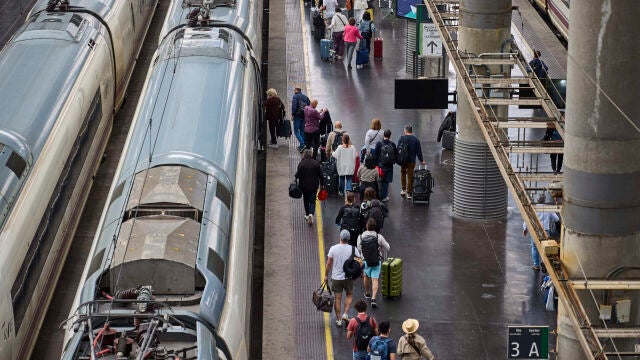 Viajeros afectados se agolpan ante los accesos de la Estación de Tren de Atocha