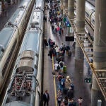 Viajeros afectados se agolpan ante los accesos de la Estación de Tren de Atocha este lunes tras verse afectado el servicio de alta velocidad (AVE) por un robo de cable en cuatro puntos de la provincia de Toledo, lo que afectó al menos a 10.700 viajeros y 30 trenes © Alberto R. Roldán / Diario La Razón. 05 05 2025