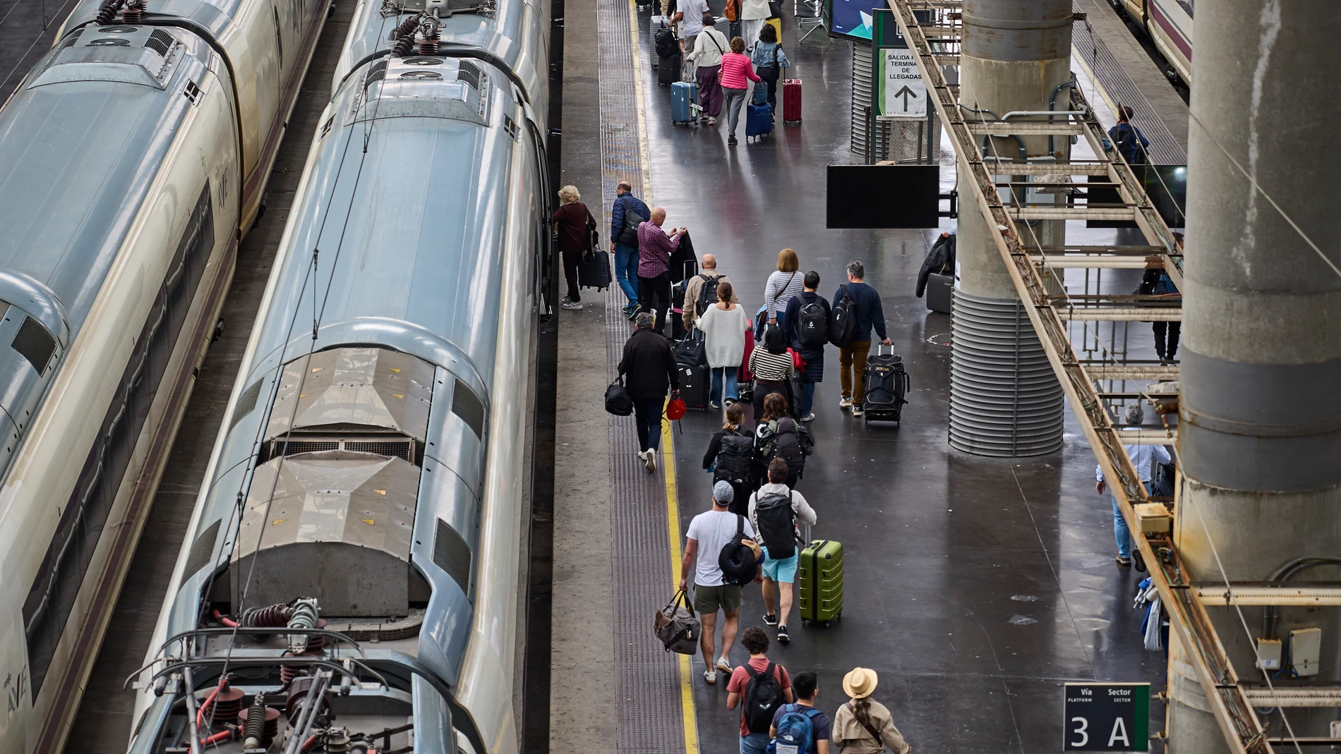 Viajeros afectados se agolpan ante los accesos de la Estación de Tren de Atocha este lunes tras verse afectado el servicio de alta velocidad (AVE) por un robo de cable en cuatro puntos de la provincia de Toledo, lo que afectó al menos a 10.700 viajeros y 30 trenes © Alberto R. Roldán / Diario La Razón. 05 05 2025
