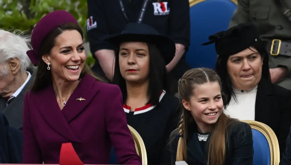 El look granate de Kate Middleton muy sonriente.