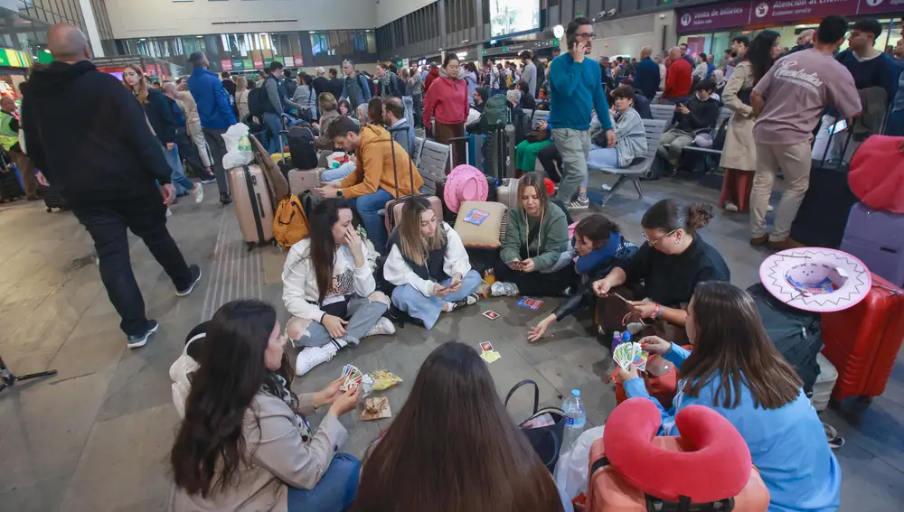 Caos de viajeros en la estación de Santa Justa debido al retraso por el robo de cables de trenes. A 05 de mayo de 2025, en Sevilla (Andalucía, España). La circulación desde Madrid a Andalucía se reanudará progresivamente a partir de las 9.30 horas de este lunes, después de que este domingo se produjera el robo de cable en distintos puntos de la línea de alta velocidad que une la capital madrileña con la hispalense, ha informado Adif.