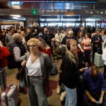 Cientos de pasajeros aguardan en la Estación de Tren de Santa Justa