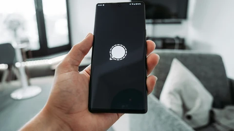 Imagen de la app de mensajería Signal en un smartphone