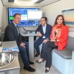 La directora de Recoletas Salud Burgos, Pilar Gómez y el gerente del Instituto Oftalmológico Recoletas Salud, Javier Moralejo, y el presidente de la Diputación de Burgos, Borja Suárez, presentan la unidad móvil