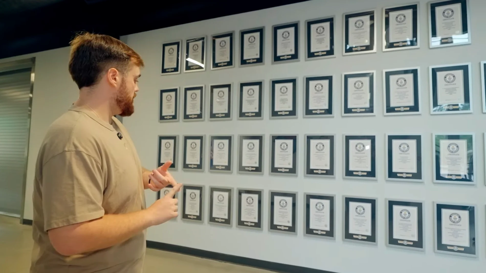 Ibai, sin palabras con la pared repleta de Récord Guinness del youtber MrBeast