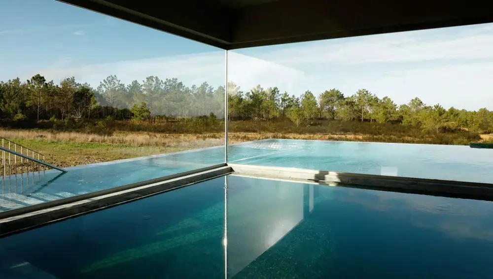 El spa cuenta con una piscina de agua caliente interior conectada con otra exterior