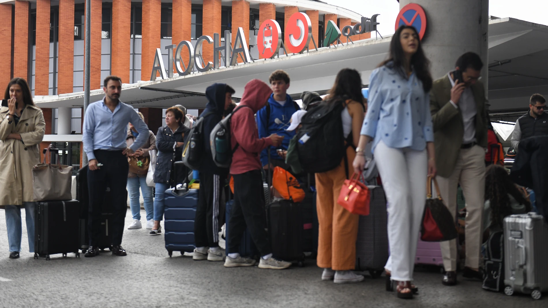 Decenas de personas esperan en las inmediaciones de la estación de Atocha-Almudena Grandes, tras los retrasos en los trenes AVE, a 5 de mayo de 2025, en Madrid (España). La circulación desde Madrid a Andalucía se reanuda progresivamente a partir de las 9.30 horas de hoy, después de que ayer, 4 de mayo, se produjera el robo de cable en distintos puntos de la línea de alta velocidad que une la capital madrileña con la hispalense. Hasta las 6.00 horas de este lunes, Renfe aumentó a 30 los trenes...