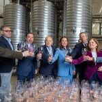 El ministro Planas brinda durante su visita a la nueva bodega de Protos en Cigales con la consejera González Corral, el presidente de Protos, Edmndo Bayón o el delegado del Gobierno en la comunidad, Nicanor Sen, entre otros