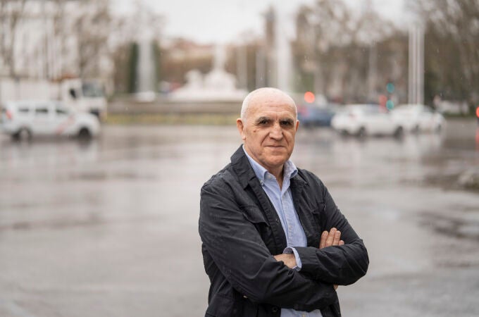 El periodista y poeta Juan Beltrán en la plaza de Neptuno, en Madrid