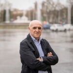 El periodista y poeta Juan Beltrán en la plaza de Neptuno, en Madrid