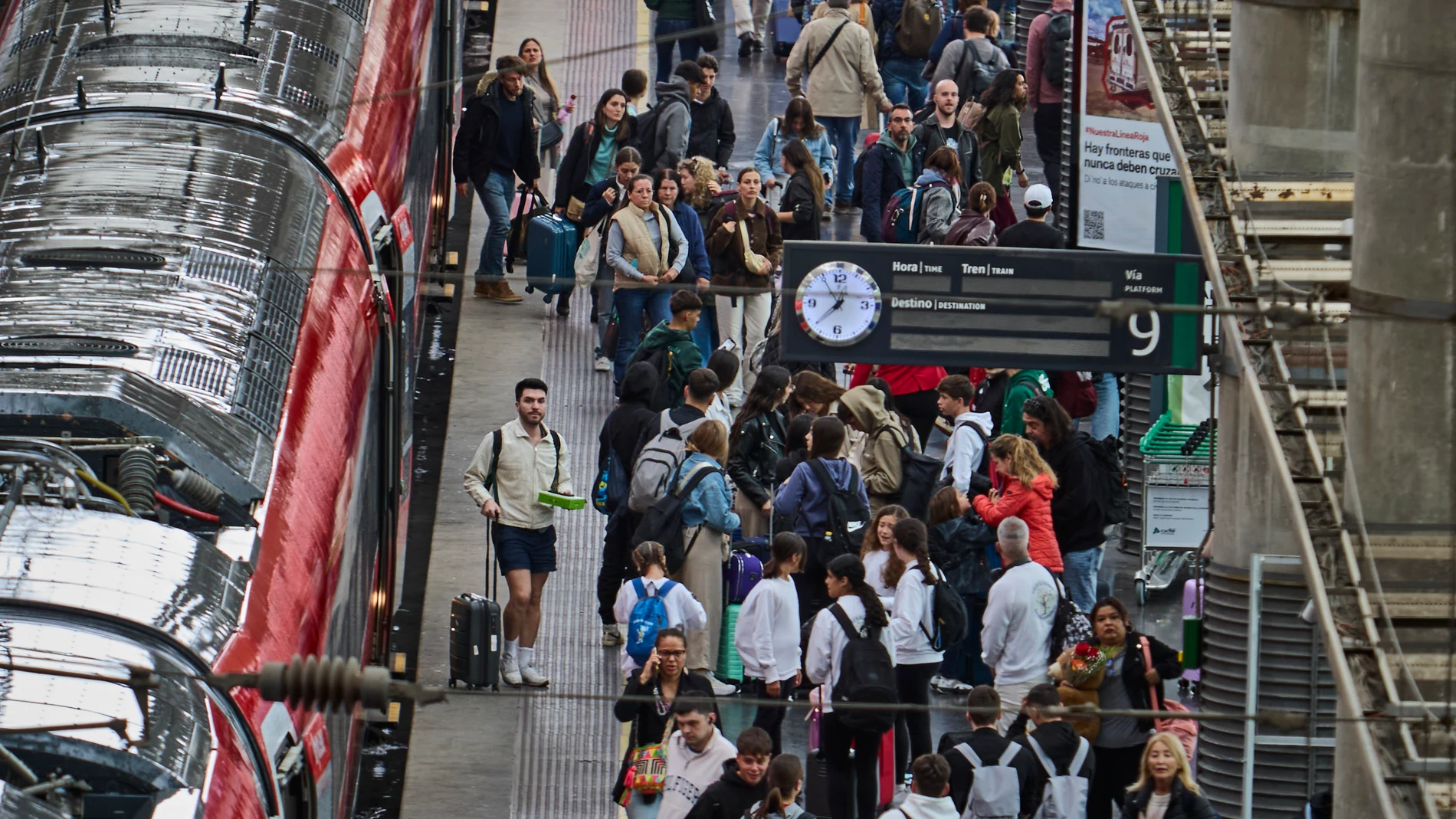 Viajeros afectados se agolpan ante los accesos de la Estación de Tren de Atocha este lunes tras verse afectado el servicio de alta velocidad (AVE) por un robo de cable en cuatro puntos de la provincia de Toledo, lo que afectó al menos a 10.700 viajeros y 30 trenes © Alberto R. Roldán / Diario La Razón. 05 05 2025