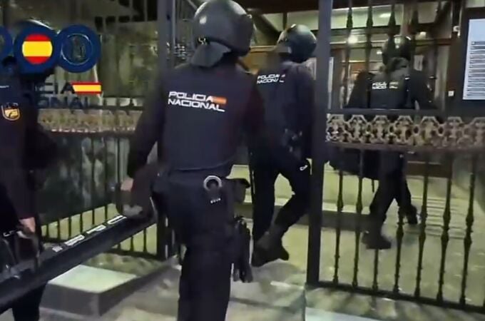 Agentes de la Policía Nacional entrando en el edificio del Paseo Marítimo de Cádiz
