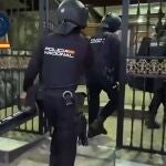 Agentes de la Policía Nacional entrando en el edificio del Paseo Marítimo de Cádiz