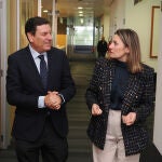 El consejero Fernández Carriedo conversa con la presidenta del clúster Aeice, Estíbaliz González