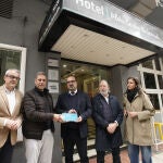 El alcalde de Ponferrada, Marco Morala (C), junto al teniente alcalde y concejal de Turismo, Iván Alonso (2I), el presidente de la Delegación en Ponferrada del Colegio Oficial de Arquitectos de León, Jesús Gorostiza (2D), el concejal de Hcienda, Luis Antonio Moreno (I), y la concejala Presidencia, Relaciones Institucionales, Fondos Europeos, Transparencia y Fomento, Lidia Coca, durante la presentación de la primera placa 'Ciudad del Dolar'