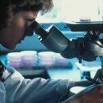 Un científico utilizando un microscopio