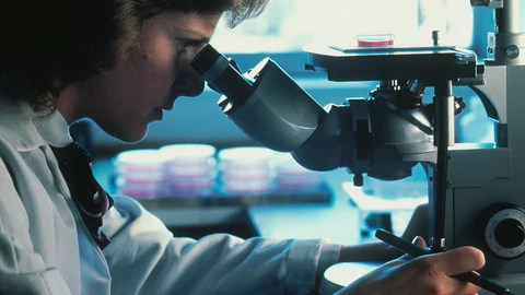 Un científico utilizando un microscopio