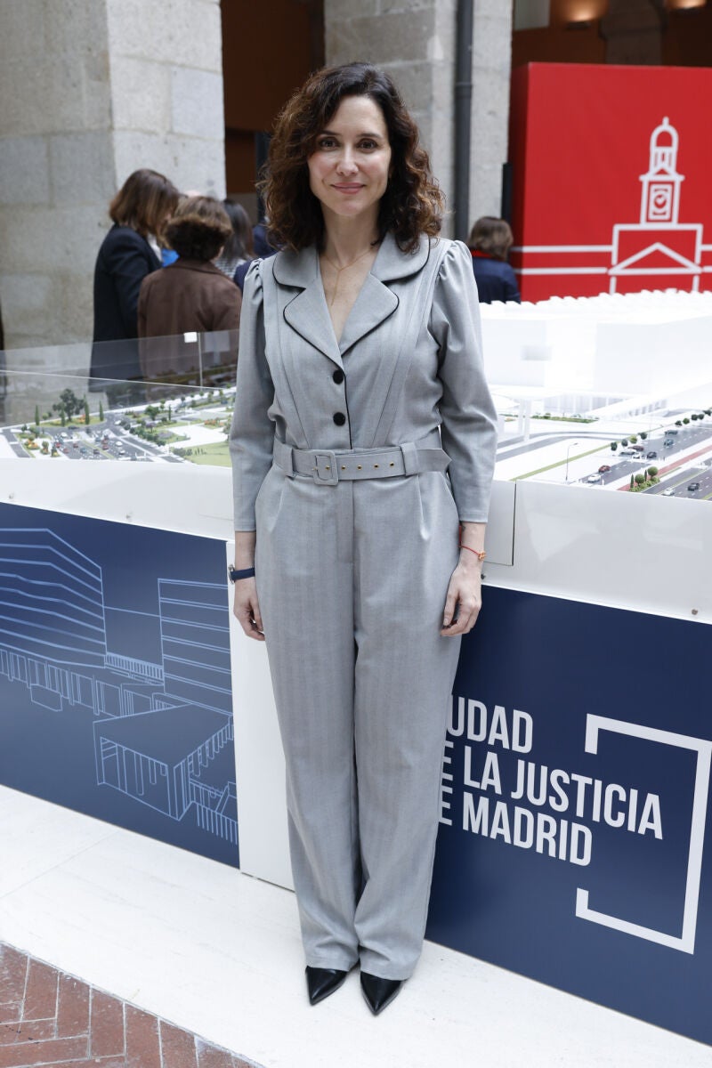 El look de Ayuso.