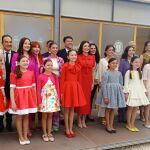 La Bellea del Foc adulta, Adriana Vico Melgar, y la Bellea del Foc infantil, Valentina Tárraga Quesada, hoy con el alcalde de Alicante, Luis Barcala