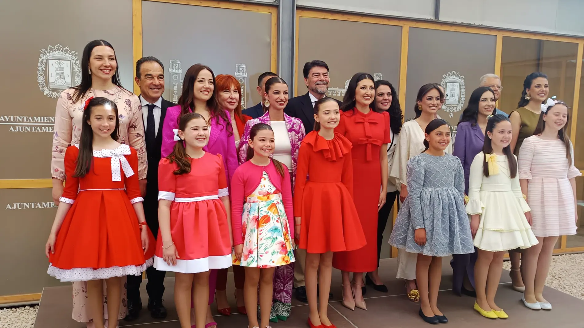 La Bellea del Foc adulta, Adriana Vico Melgar, y la Bellea del Foc infantil, Valentina Tárraga Quesada, hoy con el alcalde de Alicante, Luis Barcala