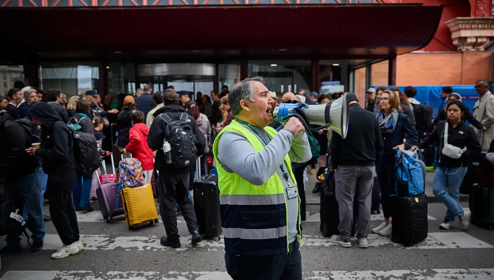 Viajeros afectados se agolpan ante los accesos de la Estación de Tren de Atocha este lunes tras verse afectado el servicio de alta velocidad (AVE) por un robo de cable en cuatro puntos de la provincia de Toledo, lo que afectó al menos a 10.700 viajeros y 30 trenes © Alberto R. Roldán / Diario La Razón. 05 05 2025