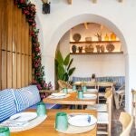 La madera, el barro y el encanto del mortero crean una atmósfera mediterránea en pleno corazón de Triana