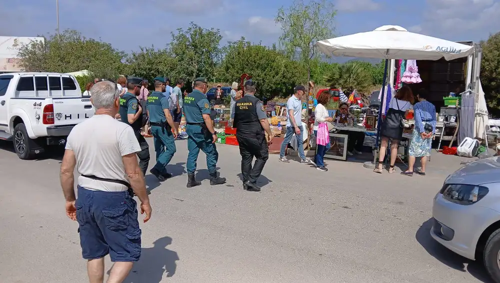 La patrulla del SEPRONA en el 'Mercat dels Encants' de Consell