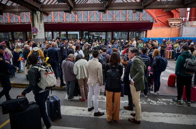 Viajeros afectados se agolpan ante los accesos de la Estación de Tren de Atocha este lunes tras verse afectado el servicio de alta velocidad (AVE) por un robo de cable en cuatro puntos de la provincia de Toledo, lo que afectó al menos a 10.700 viajeros y 30 trenes © Alberto R. Roldán / Diario La Razón. 05 05 2025
