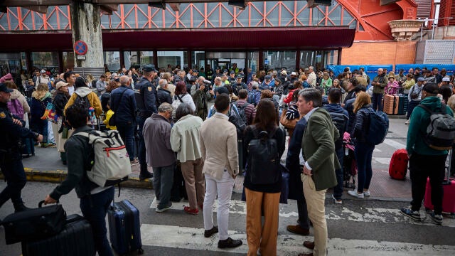Viajeros afectados se agolpan ante los accesos de la Estación de Tren de Atocha este lunes tras verse afectado el servicio de alta velocidad (AVE) por un robo de cable en cuatro puntos de la provincia de Toledo, lo que afectó al menos a 10.700 viajeros y 30 trenes © Alberto R. Roldán / Diario La Razón. 05 05 2025