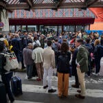 Viajeros afectados se agolpan ante los accesos de la Estación de Tren de Atocha este lunes tras verse afectado el servicio de alta velocidad (AVE) por un robo de cable en cuatro puntos de la provincia de Toledo, lo que afectó al menos a 10.700 viajeros y 30 trenes © Alberto R. Roldán / Diario La Razón. 05 05 2025