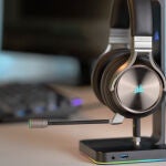 Los auriculares CORSAIR VIRTUOSO RGB WIRELESS SE se pueden conectar de forma inalámbrica y por cable