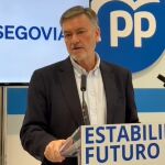 Francisco Vázquez, secretario regional del PP, atiende a la prensa