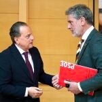 El presidente del Consejo de Cuentas, Mario Amilivia, conversa con el procurador socialista José Luis Vázquez, antes de presentar el informe