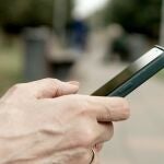 Persona usando un teléfono móvil