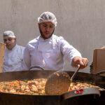 Libaneses elaborando una paella