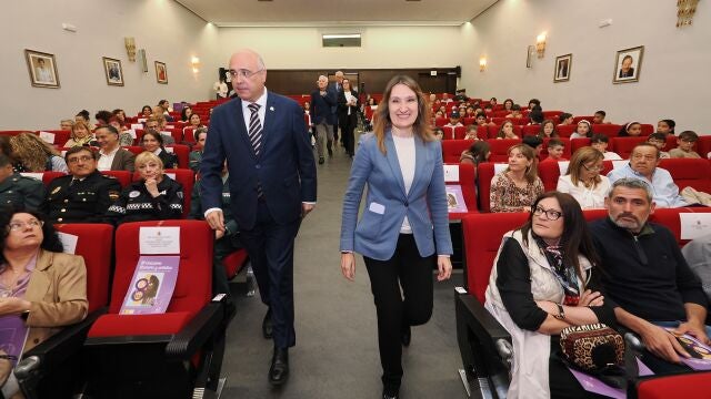Rocío Lucas y Jacinto Canales antes de entregar los premios del Concurso Literario y Artístico por el Día Internacional de la Mujer, 8 de marzo,