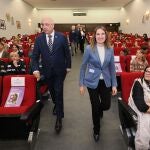 Rocío Lucas y Jacinto Canales antes de entregar los premios del Concurso Literario y Artístico por el Día Internacional de la Mujer, 8 de marzo,