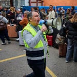 Viajeros afectados se agolpan ante los accesos de la Estación de Tren de Atocha este lunes tras verse afectado