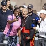 El cardenal Jean Paul Vesco, ayer, con unos feligreses