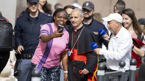 El cardenal Jean Paul Vesco, ayer, con unos feligreses