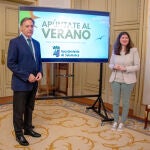 El alcalde de Salamanca, Carlos García Carbayo, presenta, junto a la concejala Myriam Rodríguez, el programa