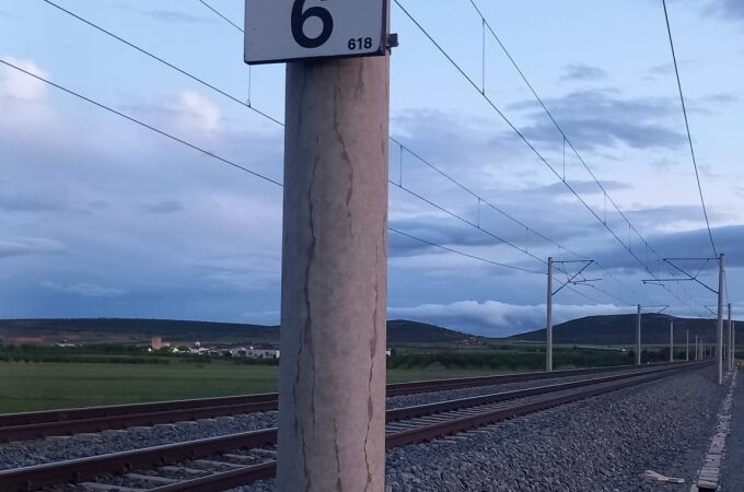 Línea ferroviaria en la que se ha producido el robo de cobre y la avería en la catenaria.