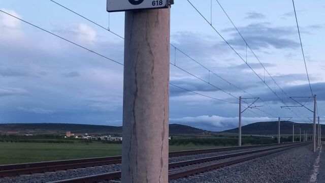 Línea ferroviaria en la que se ha producido el robo de cobre y la avería en la catenaria.