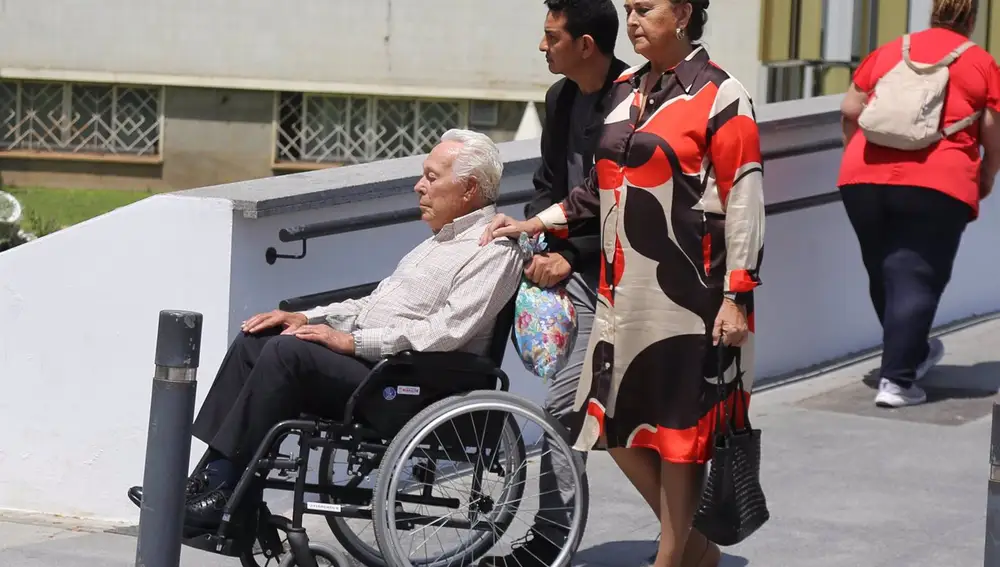 Curro Romero recibe el alta hospitalaria acompañado de su mujer, Carmen Tello