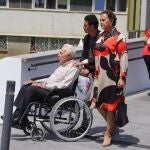 Curro Romero recibe el alta hospitalaria acompañado de su mujer, Carmen Tello
