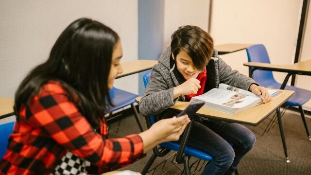 Adolescentes utilizando el móvil en clase