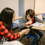 Adolescentes utilizando el móvil en clase