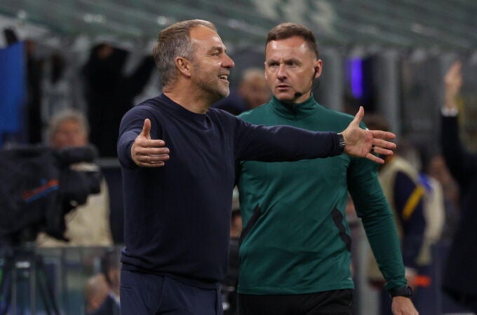Flick se queja en la banda del Giuseppe Meazza