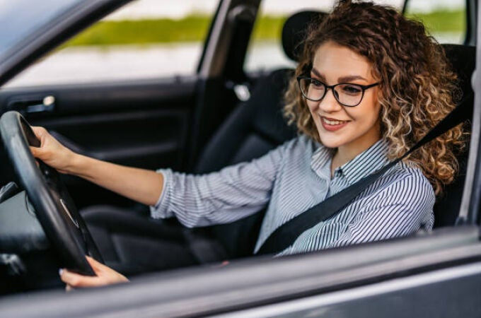 Ten cuidado si llevas gafas al volante, la DGT podrá multarte