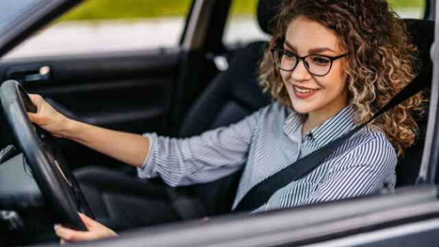 Ten cuidado si llevas gafas al volante, la DGT podrá multarte